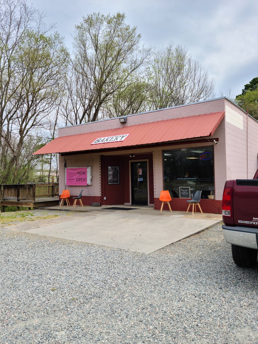 pumpkinandbuggs's tweet photo. New Bakery and Ice Cream Shop Opening!
We are open Wednesday to Saturday 
10:30 am. - 6:30 pm.  
Pumpkin and Bugg's Bake Shop 
5318 Halifax rd.
Halifax, VA  24558 https://t.co/2hm7f4GMOq