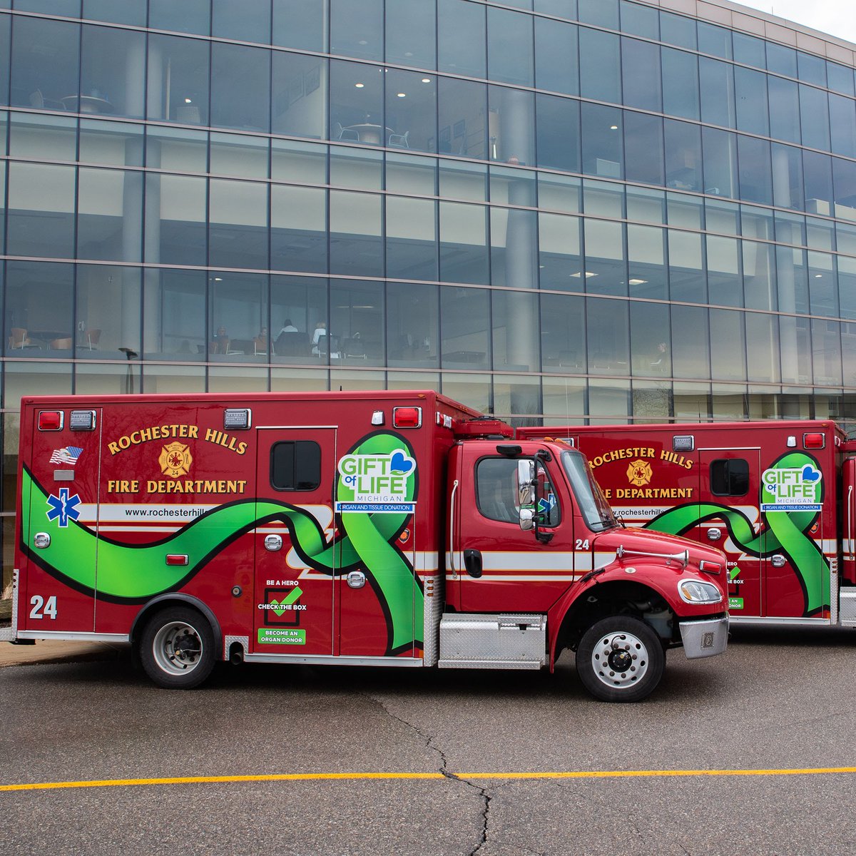RochesterHills's tweet photo. Members of #RHFD and Ascension Providence Hospital have teamed up to show support for @GiftofLifeMich and encourage residents to become organ and tissue donors during National Donate Life Month. #DonateLife #GiftofLife https://t.co/gXayKcepKK