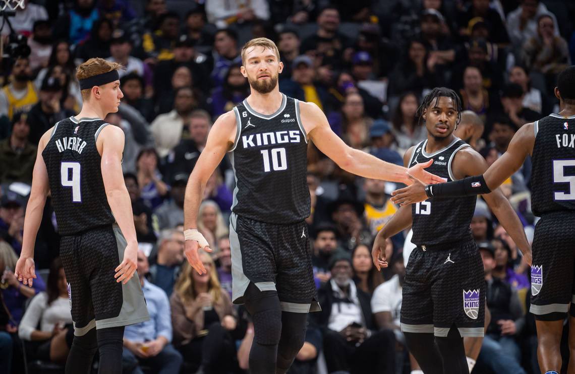 joelvvmoran's tweet photo. Western Conference Leaders vs Teams>.500

The Denver Nuggets
17 wins 10 losses - 63.0% 

The Memphis Grizzlies 
29 wins 12 losses - 70.7%

The Sacramento Kings
30 wins 11 losses - 73.2% 

The Kings are clearly contenders, and no one wants to admit it. 
#LJMC https://t.co/MviX94UHp2