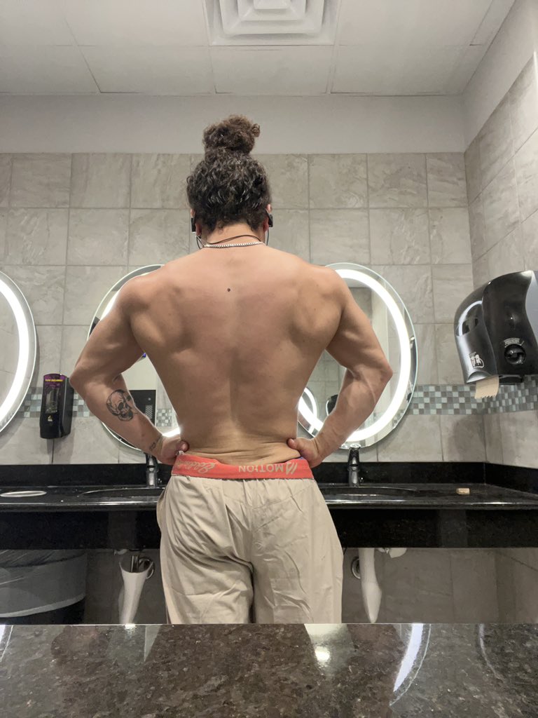 MatthewKeith23's tweet photo. If you skip leg day twice a week you can build your upper body twice as fast https://t.co/fBDNkXq000