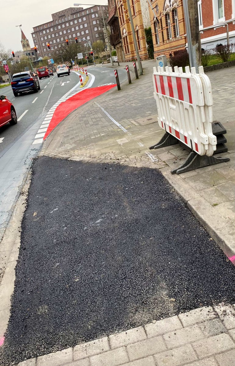 VolkmarGruen's tweet photo. Update am #GRÜNdonnerstag 🌻
vom Ad-hoc-#Radweg Hasetorwall!
Die Rampe am Bordstein ist asphaltiert. Gleich getestet - lässt sich ziemlich sanft überfahren. Die durch Fahrbahnteiler #ProtectedBikeLane an der Stadthauskreuzung ist fertig …
#mehrplatzfürsrad https://t.co/OjJHANItlN