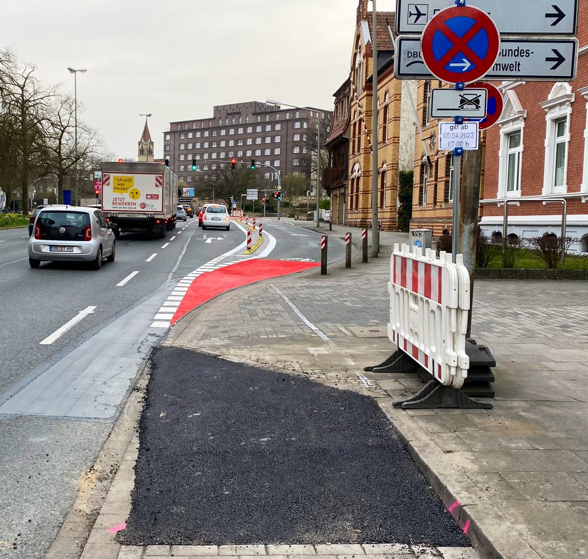 VolkmarGruen's tweet photo. Update am #GRÜNdonnerstag 🌻
vom Ad-hoc-#Radweg Hasetorwall!
Die Rampe am Bordstein ist asphaltiert. Gleich getestet - lässt sich ziemlich sanft überfahren. Die durch Fahrbahnteiler #ProtectedBikeLane an der Stadthauskreuzung ist fertig …
#mehrplatzfürsrad https://t.co/OjJHANItlN