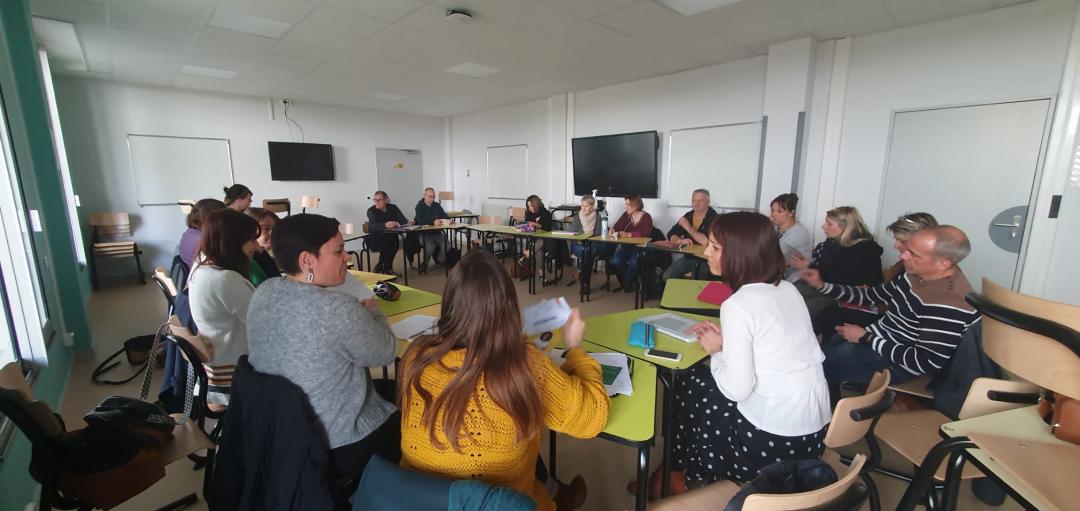 Réunion des personnels infirmiers du département au <a href="/LvvNumerique/">LvvNumerique</a> 
➡️Journée sur la santé mentale 
➡️Échanges entre les infirmières de lycées et l'équipe mobile de pédopsychiatrie 
➡️Rencontre entre les personnels infirmiers des collèges et le CSAPA 
<a href="/DSDEN79/">DSDEN Deux-Sèvres</a> @HopitaldeNiort