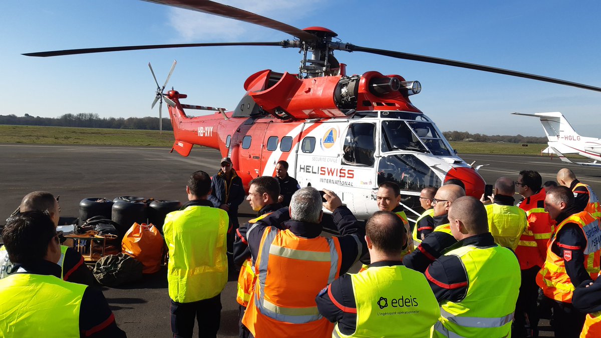 maisonneuve49's tweet photo. Présentation des capacités Hélicoptère Bombardier d'Eau Lourd aux #pompiers de la zone ouest @CozOuest à @AeroportAngers avec @SDIS_49 Préparation de la saison #FeuDeForet @SecCivileFrance https://t.co/HNFZJ6fT5f