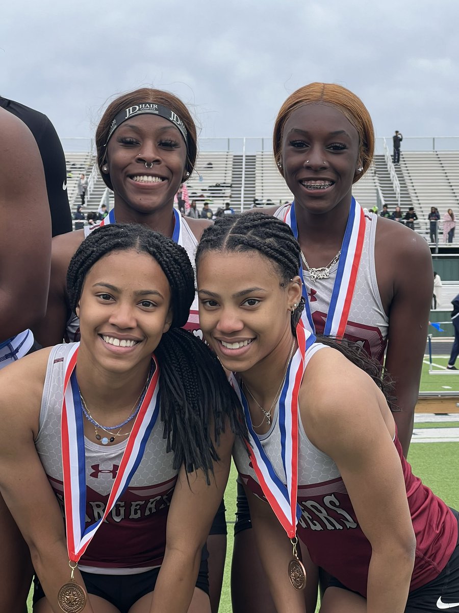 The sister/sister 4x100 relay is going to Area!