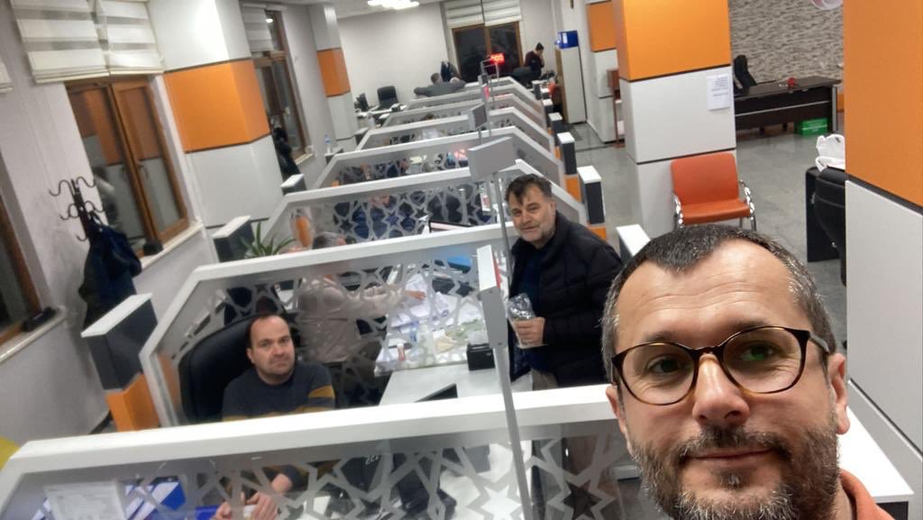 CanakkaleNVM's tweet photo. Adıyaman İl Nüfus ve Vatandaşlık Müdürlüğünde gece mesaisi görevindeki Çanakkale nüfus personeli, kolay gelsin arkadaşlar. ⁦⁦⁩ Nüfus personeli 11 afet ilinde gece gündüz demeden mesai başında. ⁦@nufuscalisanlar⁩ https://t.co/jS8CLa4Vma