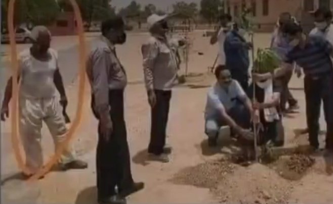 بعدما حفر وغرس وتعب ارجعوه للخلف وتقدموا للأمام ليأخذوا صوره مع انجاز لم ينجزوا منه شيء 
صوره تعبر عن حقيقة ما يحصل في هذا الزمان