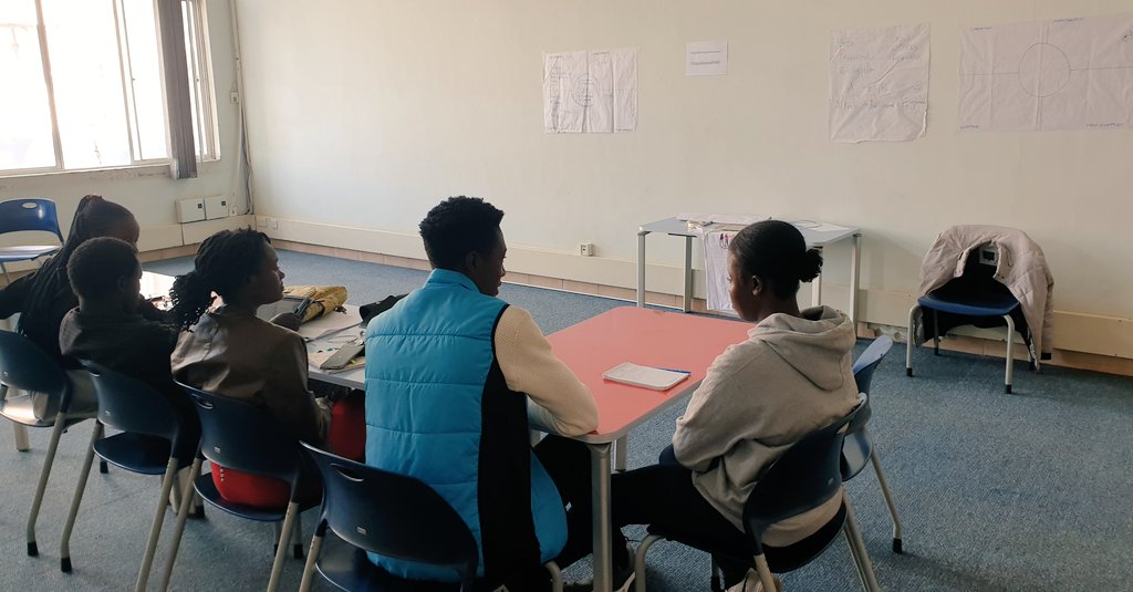 flesymz's tweet photo. The @Enquirer_Kit module 1 #learningcircle today was very informative! We discussed how to become Digital Enquirers, how to recognize misinformation, and how to prevent clickbait. We now #InfoPowered to critically examine any info offered to us. #DataDetoxKitKE @Info_Activism https://t.co/XMw134yf1r