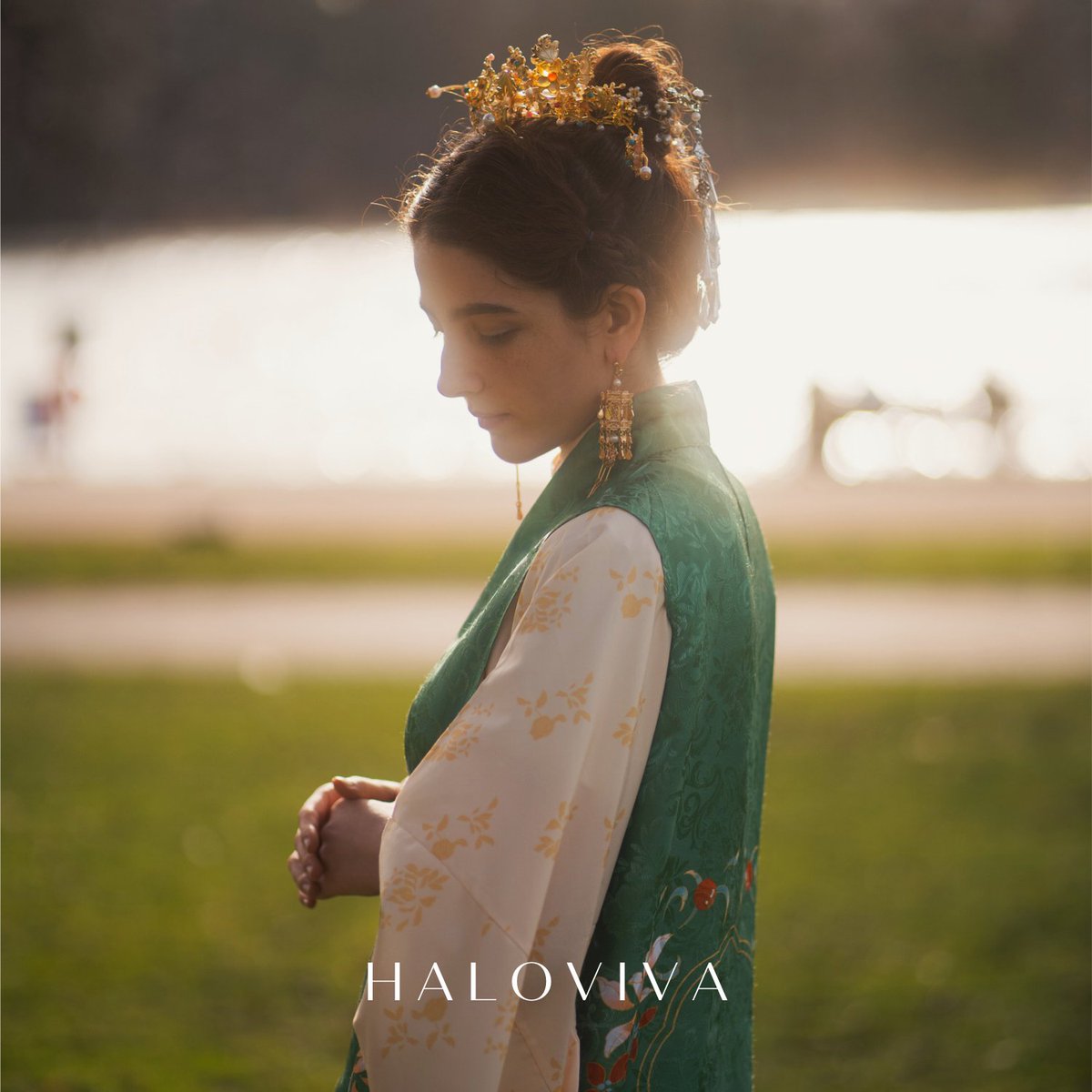 halovivauk's tweet photo. 𝐸𝑥𝑝𝑒𝑟𝑖𝑒𝑛𝑐𝑒 𝑡ℎ𝑒 🌳🌸 𝑎𝑤𝑒-𝑖𝑛𝑠𝑝𝑖𝑟𝑖𝑛𝑔 𝑛𝑎𝑡𝑢𝑟𝑒 𝑜𝑓 𝐻𝑦𝑑𝑒 𝑃𝑎𝑟𝑘 𝑖𝑛 𝑠𝑡𝑦𝑙𝑒 𝑤𝑖𝑡ℎ 𝑜𝑢𝑟 ℎ𝑎𝑛𝑓𝑢 𝑎𝑡𝑡𝑖𝑟𝑒, 𝑏𝑙𝑒𝑛𝑑𝑖𝑛𝑔 𝑡𝑟𝑎𝑑𝑖𝑡𝑖𝑜𝑛 𝑎𝑛𝑑 𝑓𝑎𝑠ℎ𝑖𝑜𝑛 𝑠𝑒𝑎𝑚𝑙𝑒𝑠𝑠𝑙𝑦. ✨ #MaundyThursday #Easter2023 #haloviva #hanfu https://t.co/hrJAOVuSxY