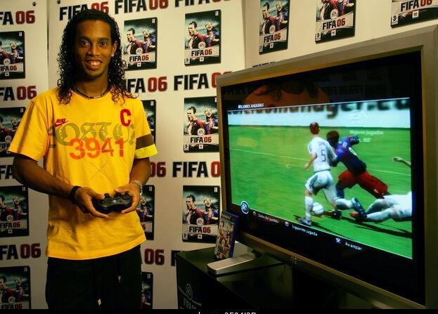 Greatteambr's tweet photo. Já que agora vamos jogar o #EAFC24, segura esse #TBT aí!
Em 2005/06, @10Ronaldinho testava pela primeira vez o #FIFA2006 lá no Camp Nou, estádio do @fcbarcelona_br ⚽️
Você jogou essa edição do game? Comenta aí
📸Gustavo Nacarino
#GoR10Team #FUT23 @FIFAe @EAFIFABR https://t.co/CGn2O9I20n