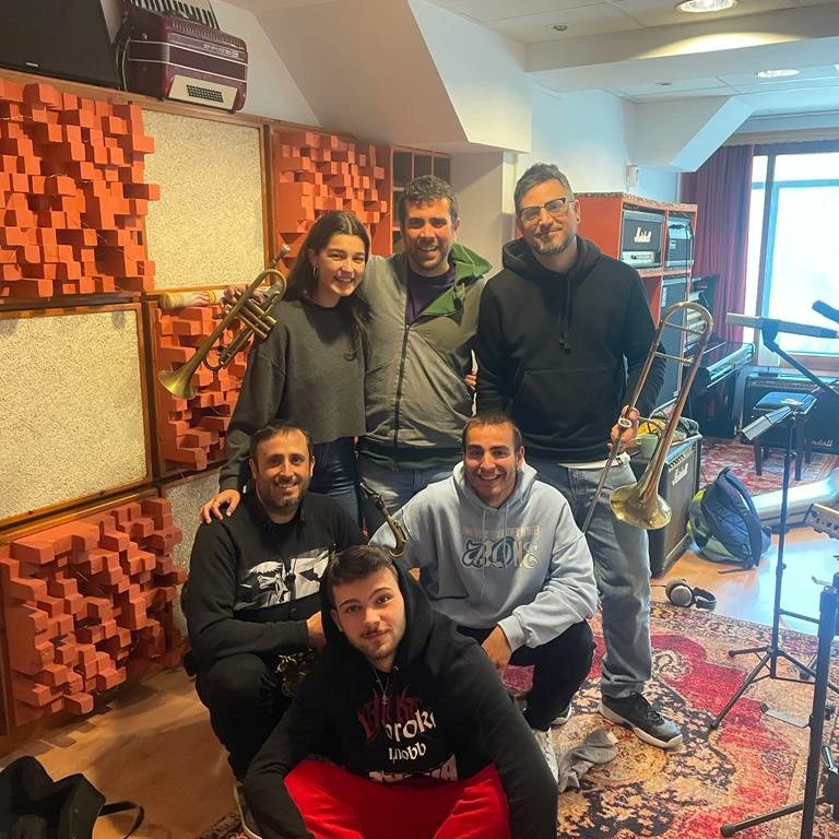 304collective's tweet photo. Aquí teniu el Tracklist i les col·laboracions, a les 00:00 estarà disponible a Spotify i demà a les 20:00 estrenarem les visuals de l'àlbum a YouTube. https://t.co/PbfY9j8Jxv