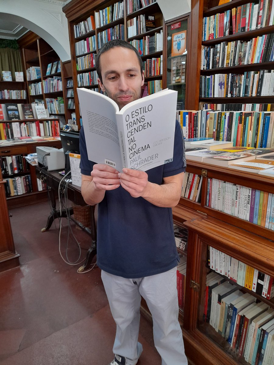 Ricks_Cinema's tweet photo. Abre a caixa, dá a entrada do livro, coloca um exemplar na montra, compra o outro. https://t.co/Tq7Ahnr0Iv