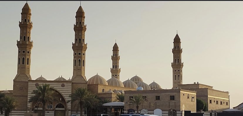 صلينا بالأمس عصراً على  (13) جنازة بجامع الأمير فهد بن محمد .
في حضرة الموت لن تسمع إلاالدعاء والنشيج ودموع الوداع.
..
بعد أن حمل المصلون الجنائز ،  صرخت   فتاة من مصلى النساء  تودع غاليها " مع السلامة يابوي " كررتها مرات حتى غلب عليها البكاء. 
(1)