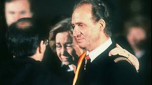 juanfmiranda's tweet photo. No es habitual ver llorar a un Rey. Es Don Juan Carlos en 1993. La ocasión lo merece: ha muerto su padre, Don Juan, el primer antecedente de la Transicion española y uno de los políticos más importantes del siglo XX en España. Abro hilo. https://t.co/rH7RKmVRu8