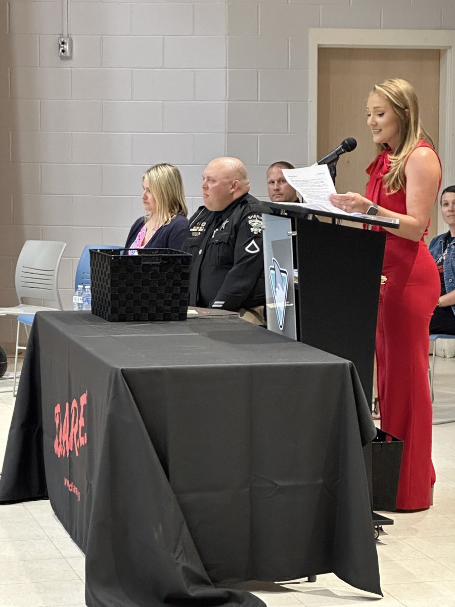 WWAY's tweet photo. Hannah had a wonderful time speaking to the 5th graders at Belville Elementary School this afternoon as the keynote speaker for their D.A.R.E. Graduation ceremony. Congratulation to all of the students who graduated! #dare #dareprogram #bcso https://t.co/DyqItjTGFo