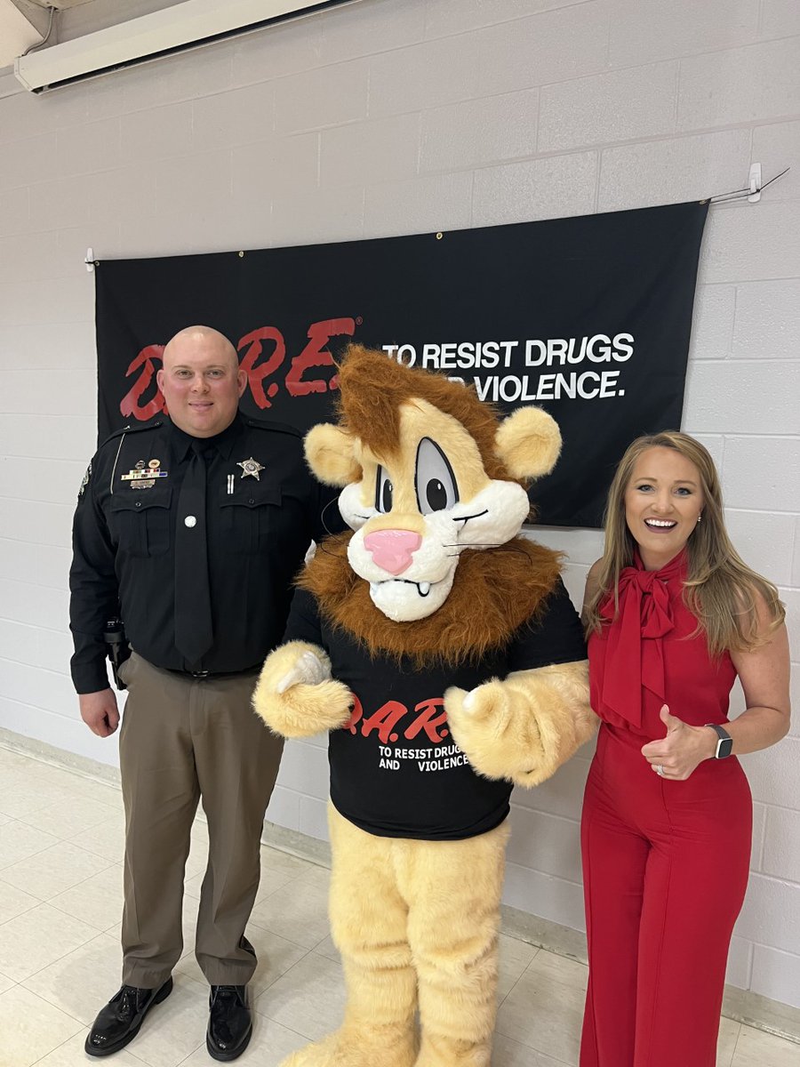 WWAY's tweet photo. Hannah had a wonderful time speaking to the 5th graders at Belville Elementary School this afternoon as the keynote speaker for their D.A.R.E. Graduation ceremony. Congratulation to all of the students who graduated! #dare #dareprogram #bcso https://t.co/DyqItjTGFo