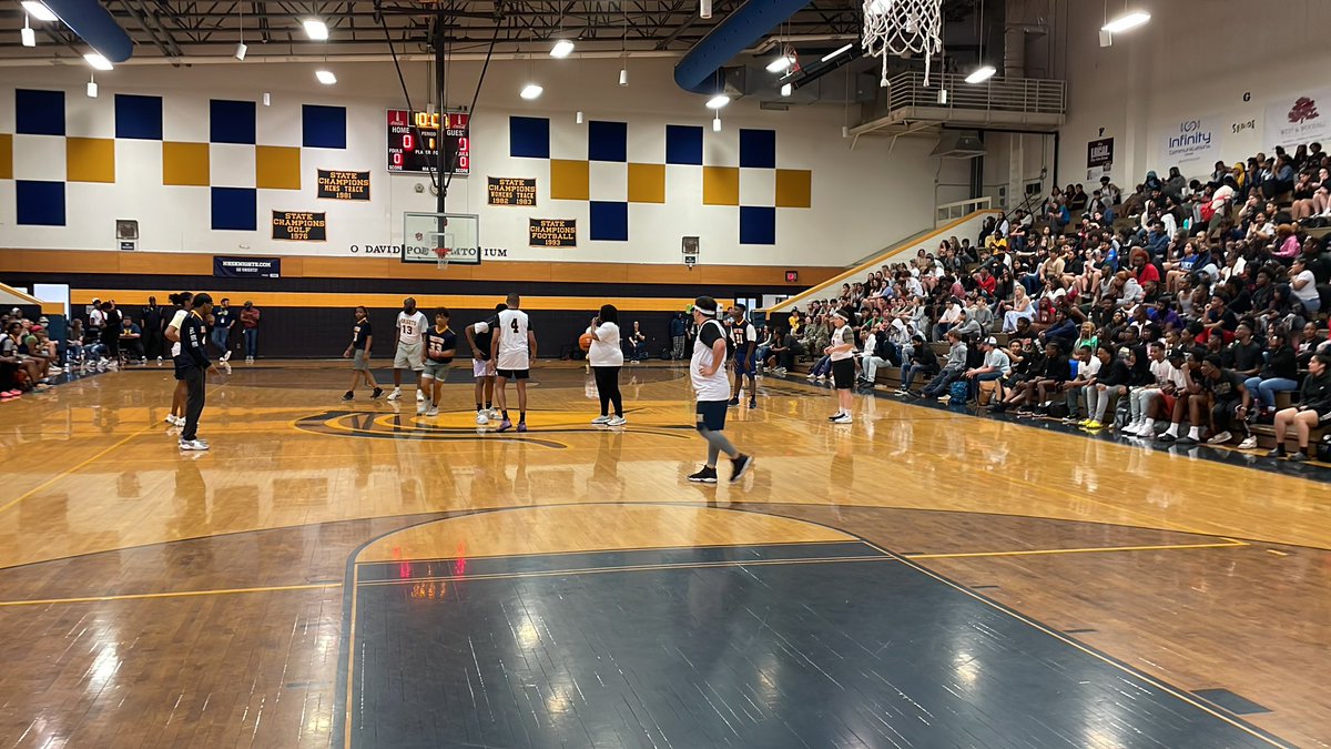 NorthernPrinc's tweet photo. And we are off! Faculty vs Student game! #OxygenNeeded https://t.co/juF2uw5EAJ
