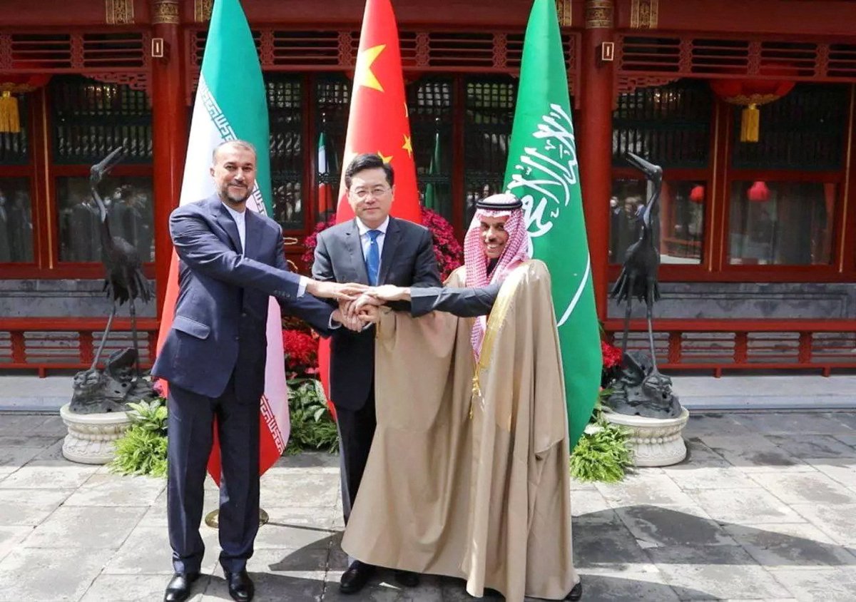 SubrosaSphere's tweet image. #RussianWarships with hypersonic missiles visits the port of Jeddah, Saudi and Iranian officials shake hands in Beijing. Syria moves closer to the Arab world. Malaysian PM proposes Asia move away from the US dollar. This is how the #MultipolarWorldOrder is emerging!