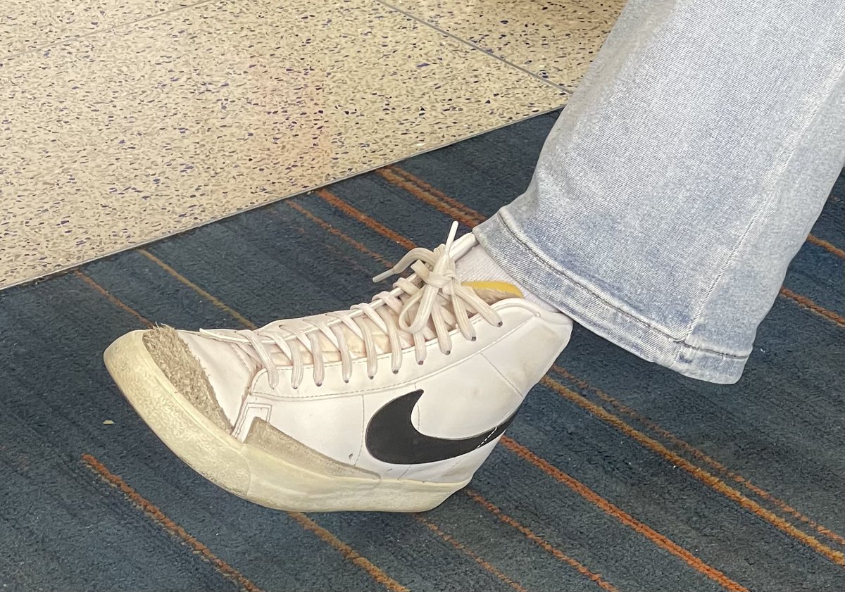 I’m sitting at the gate waiting for my flight & noticed that 4 out of 5 people around me are wearing @Nike. 

They are unknowingly made complicit with #UyghurGenocide because the brand continuously benefits from #UyghurForcedLabor.

#JustDoIt
#IDSDP
 #EndUyghurForcedLabor