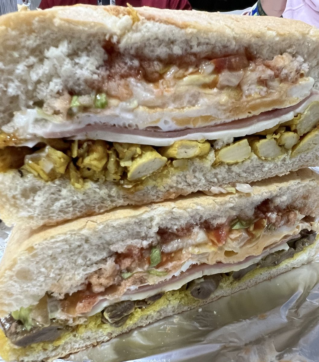 paladarcaballa's tweet photo. 🍴🥪 Noche de campero. Se podrá debatir si es originario de #Ceuta o #Málaga, pero rellenos de pinchitos y corazones de pollo sólo los encontrarás en la Ciudad Autónoma
#Paladarcaballa #food #foodporn #foodie #foodpics #foodblog #foodphoto #camperos #bocadillos #gastronomia https://t.co/lVZBT84FNJ