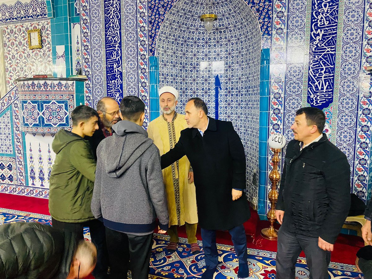 📍 Fevziçakmak mahallesi

Valide Suyu Caminde eda ettiğimiz teravih namazı sonrası komşularımız la bir araya geldik. Bizlere gönüllerini açan ve dualarını eksik etmeyen bütün komşularımıza  teşekkür ediyorum.

Ramazan  birlik olmaktır sabırdır, huzurdur, berekettir, paylaşmaktır.