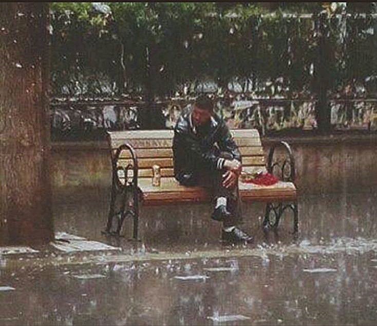 Aynı yerde bekliyorum, gelir misin bilmem