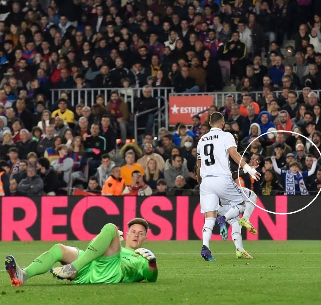 7Sempiterno7's tweet image. Hay un héroe anónimo en la grada. Ojalá hubieran ido a abrazarlo.