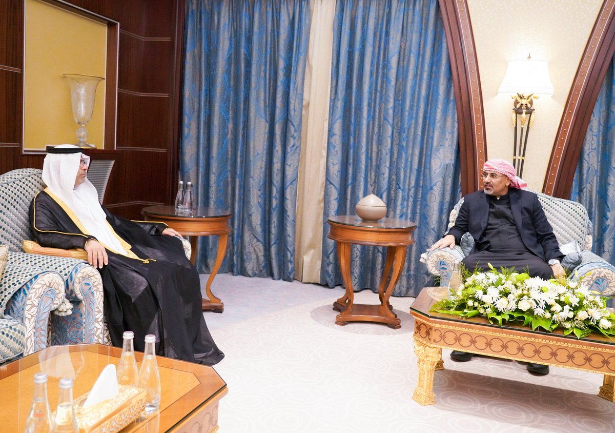 AidrosAlzubidi's tweet photo. الرئيس القائد عيدروس الزُبيدي يستقبل سفير دولة الإمارات العربية المتحدة

الخميس ٠٦ أبريل ٢٠٢٣

استقبل الرئيس القائد عيدروس قاسم الزُبيدي، رئيس المجلس الانتقالي الجنوبي، نائب رئيس مجلس القيادة الرئاسي مساء اليوم الخميس، سعادة محمد حمد الزعابي سفير دولة الإمارات العربية المتحدة لدى اليمن.

وناقش اللقاء مستجدات العملية السياسية التي تقودها الأمم المتحدة في بلادنا، والجهود المبذولة من قبل المجتمعين الإقليمي والدولي لإنهاء الحرب وإحلال السلام في المنطقة.

كما جرى خلال اللقاء، استعراض تطورات  الوضع الإنساني في بلادنا في ظل الصعوبات التي تواجه مجلس القيادة الرئاسي، وحكومة المناصفة ومساعيهما لمعالجة الأزمة الاقتصادية التي سببتها الحرب، وتوقف صادرات النفط، وبهذا الخصوص ثمّن الرئيس الزُبيدي الدعم المتواصل الذي تقدمه دولة الإمارات العربية المتحدة الشقيقة لتخفيف المعاناة عن شعبنا.

من جانبه جدد السفير الزعابي موقف بلاده الداعم لجهود إنهاء الحرب وإحلال السلام في المنطقة، وكل ما من شأنه إعادة الأمن والاستقرار وبدء عجلة التنمية في البلاد.