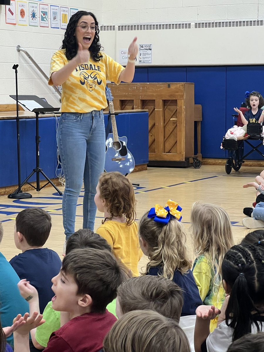 LNagyTisdale's tweet photo. Starting our day off right at our All School Sing! 🎶🎶 HONESTY is always the best policy and it is our character trait for April! 💙⭐️ @TisdaleSchool @MusicAtTisdale #FamilyUnderOneSky https://t.co/OOUpeHlhWi