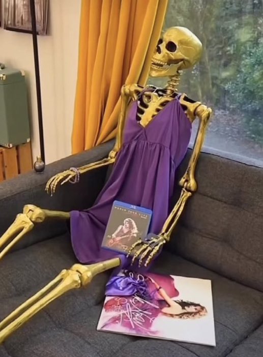 mirrorswifft's tweet photo. us waiting for speak now taylor’s version literally crying over a snippet of enchanted tv https://t.co/VAGz7tghSa
