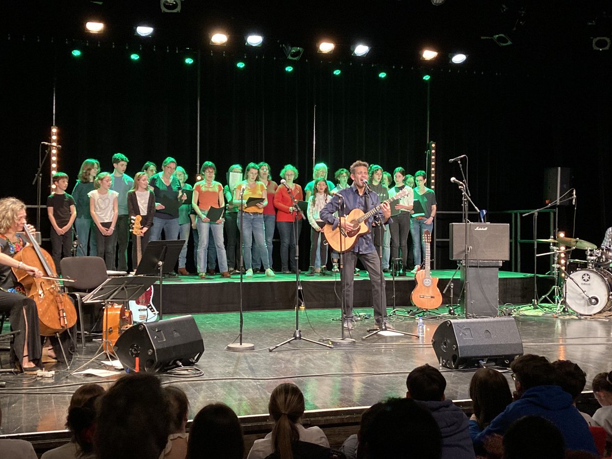 cmaupas105's tweet photo. Un grand projet mêlant Éducation musicale et Espagnol avec des musiciens professionnels : un spectacle réussi 👏à tous https://t.co/Uw4DNZuuFc