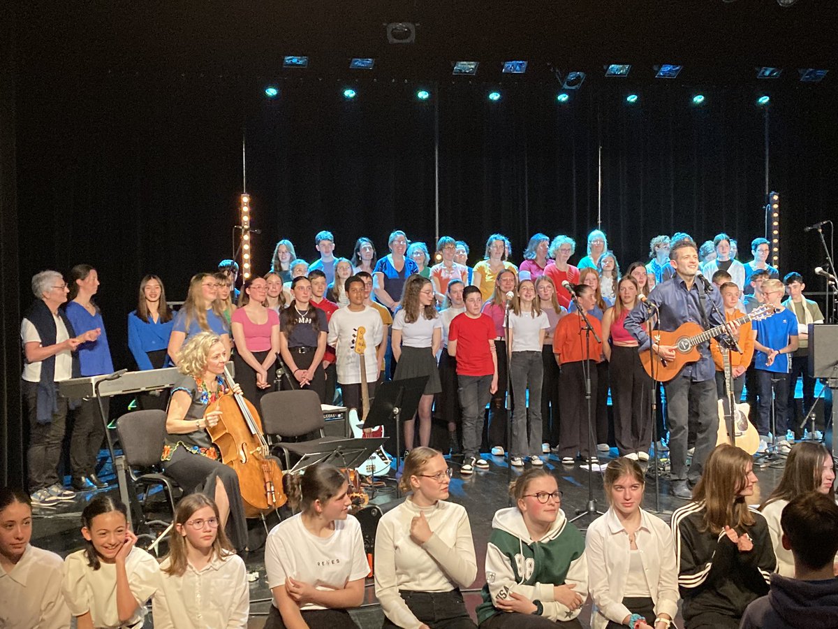 cmaupas105's tweet photo. Un grand projet mêlant Éducation musicale et Espagnol avec des musiciens professionnels : un spectacle réussi 👏à tous https://t.co/Uw4DNZuuFc