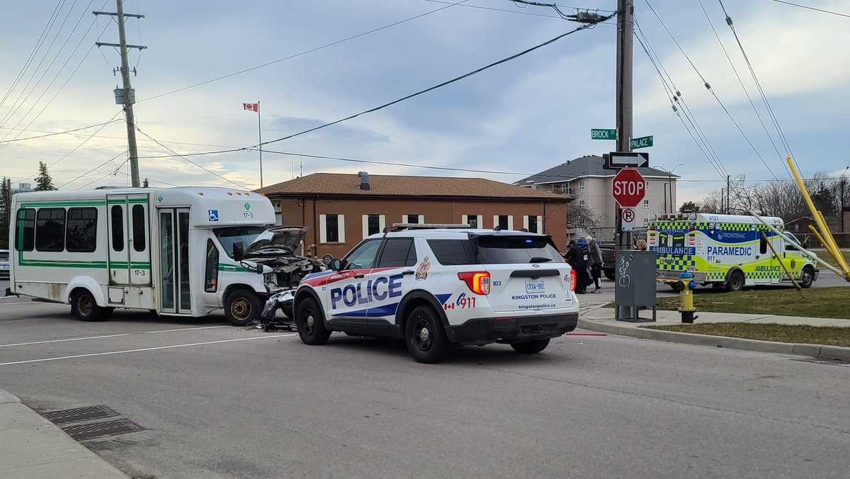 DomChrisOwens's tweet photo. No serious injuries following a collision between a bus & SUV at Brock Street & Palace Road.
Vehicles have been removed & Brock has been fully reopened.
#ygk #traffc #collision https://t.co/HcTQyan8rC