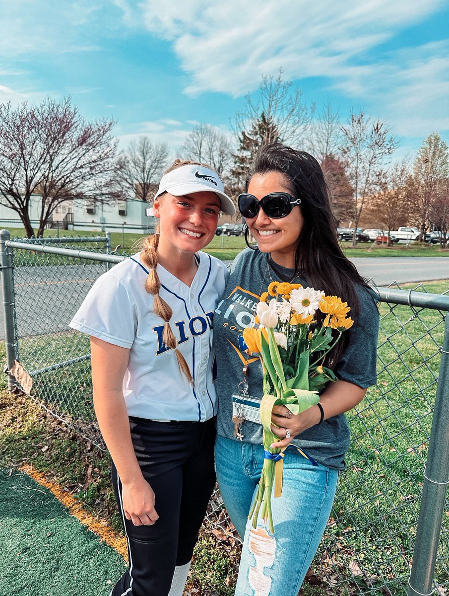 Ms_Lowe_FCPS's tweet photo. Thank you for honoring the WHS staff tonight 💙💛🥎 https://t.co/8kCkZLMKsL
