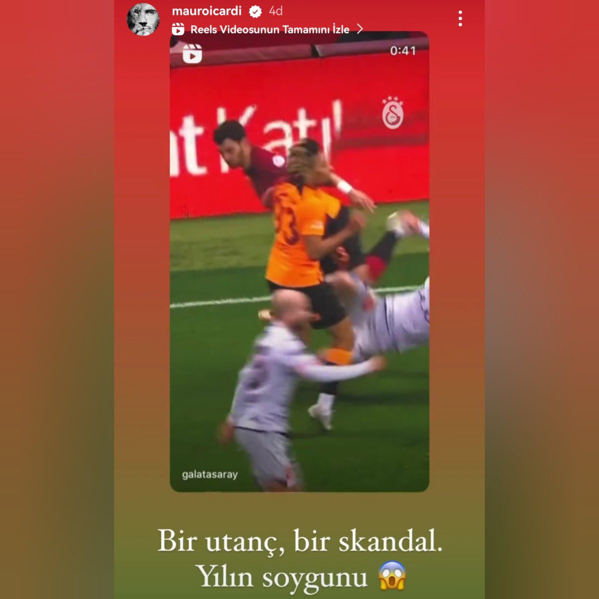 Koskoca dünya yıldızı Icardi hakem hatalarını paylaşıp 'yılın soygunu' yazıyor. Şu adamı bile çıldırttılar. Lale Orta ve hakemleri ligimizi tüm dünyaya rezil ettiler. Yazık cidden yazık. #GSvİBFK #FBvBJK #FBvKYS