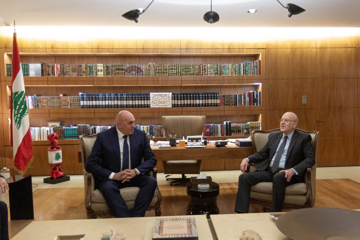 MinisteroDifesa's tweet photo. "Forte legame di amicizia tra 🇮🇹🇱🇧.Continua impegno italiano per stabilità regionale.Focus anche su Mediterraneo Allargato e situazione economica #Libano"così Min @GuidoCrosetto su colloquio con Primo Ministro @Najib_Mikati che rimarca apprezzamento contributo #Difesa🇮🇹 alla Pace https://t.co/Gi7ZaP1Fqm