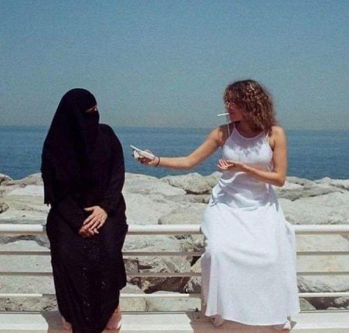 نور ,تاریکی را به تفریح ​​با سیگار دعوت می کند،