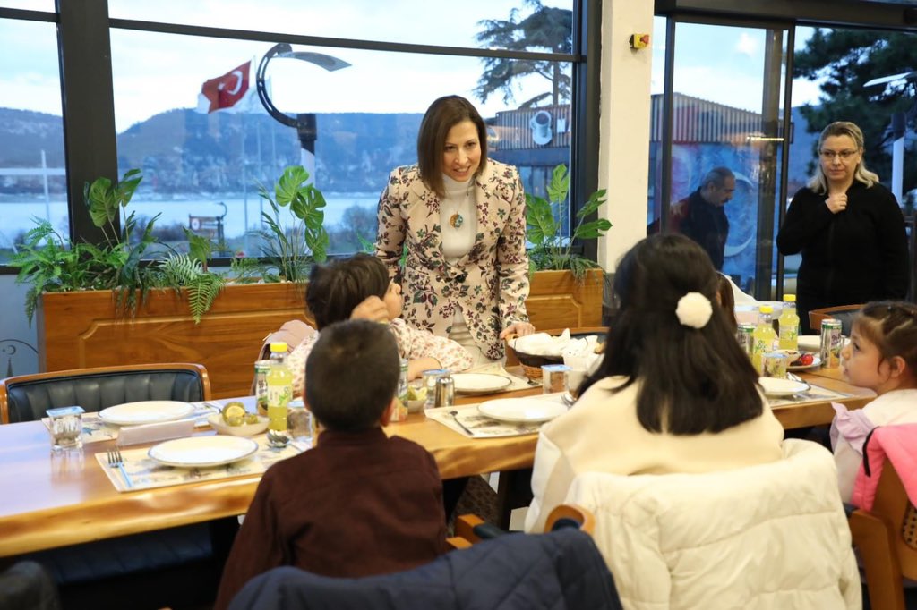 Vali Vekili Mustafa Güney ve Vali Ali Çelik’in eşi Neziha Çelik, Sevgi Evlerinde kalan çocuklarla iftarda buluştu.

Güney ve Çelik, Valilik tarafından Frig Çevre ve Medeniyet Tanıtım Merkezinde düzenlenen iftar programında çocuklarla yakından ilgilendi.