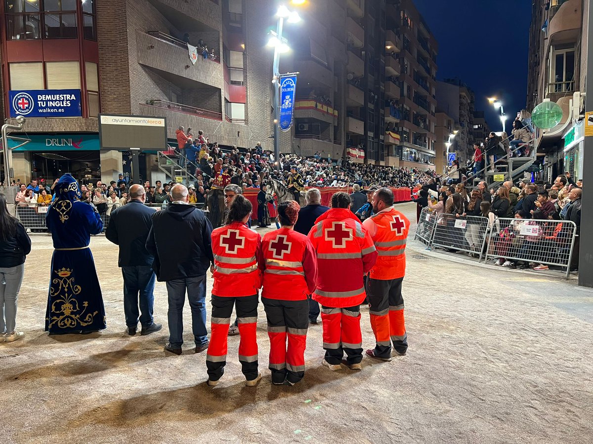CruzRojaRMurcia's tweet photo. Continuamos prestando cobertura sanitaria en la #SemanaSanta de #Lorca dentro del #DRP de jueves santo, gracias al personal voluntario de @CREAguilas @CREAlcantarilla @CruzRojaMurcia y Lorca. #PreventivosCruzRoja https://t.co/WavAzVNsgr