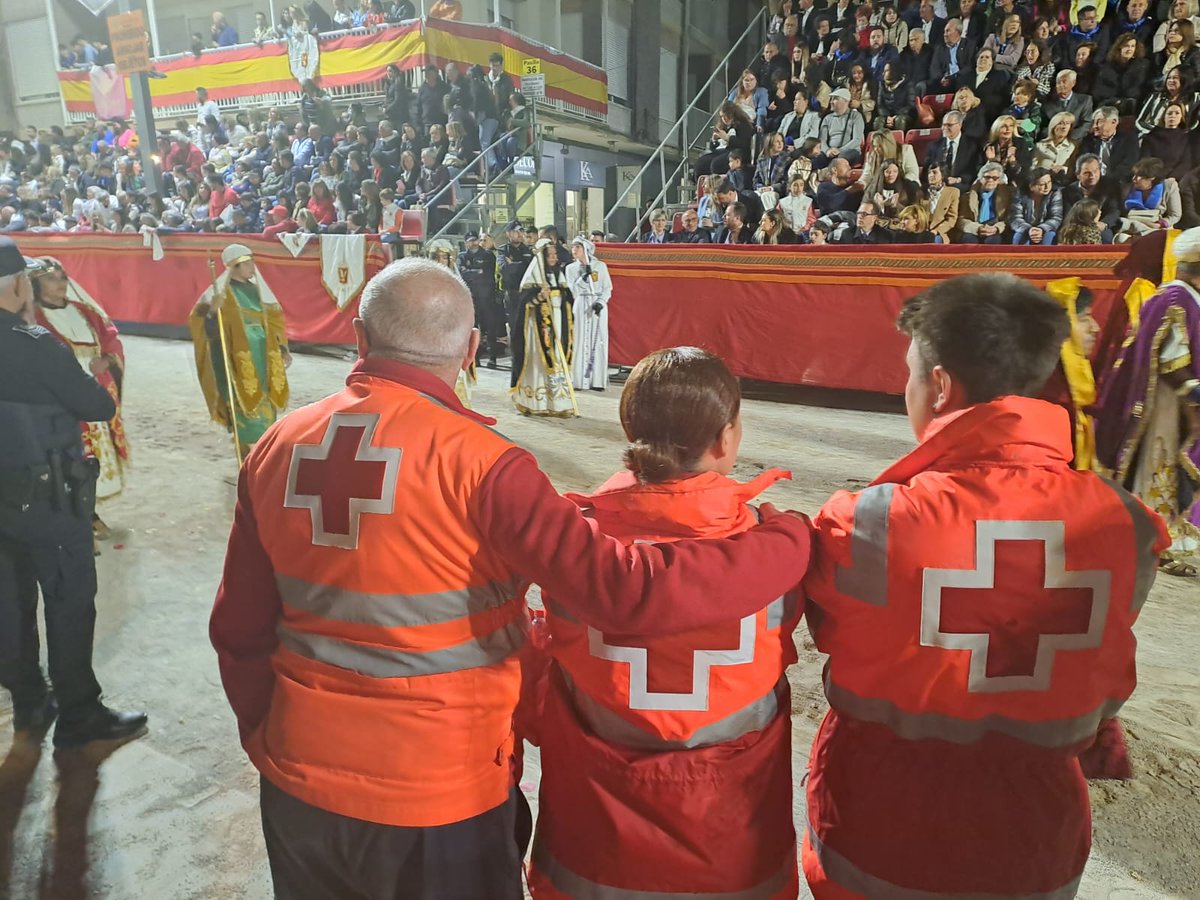 CruzRojaRMurcia's tweet photo. Continuamos prestando cobertura sanitaria en la #SemanaSanta de #Lorca dentro del #DRP de jueves santo, gracias al personal voluntario de @CREAguilas @CREAlcantarilla @CruzRojaMurcia y Lorca. #PreventivosCruzRoja https://t.co/WavAzVNsgr
