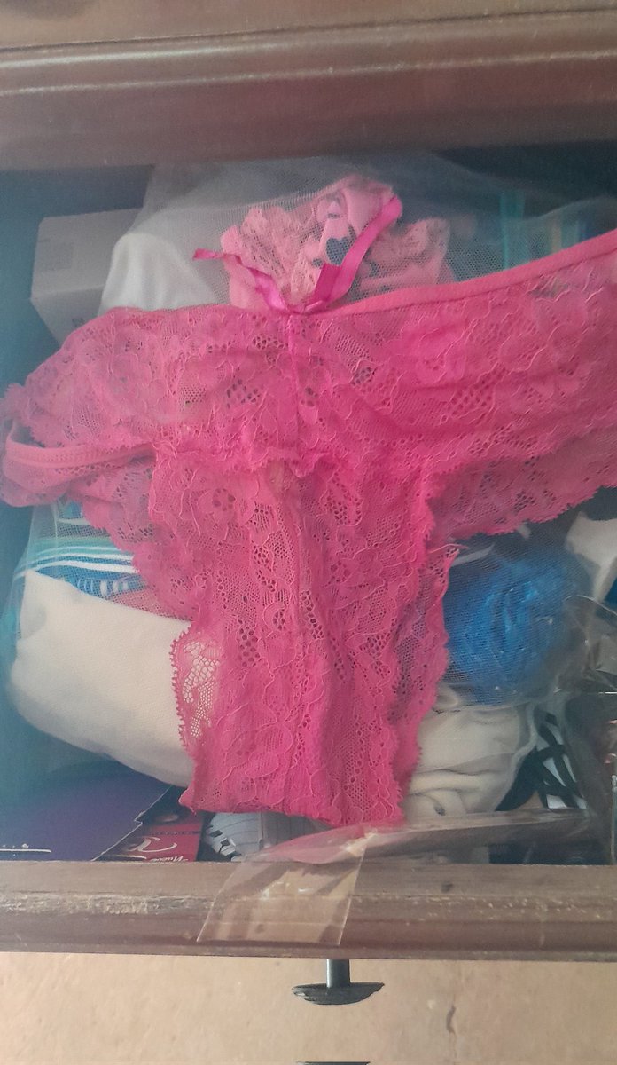 Köye gittiğimde kuzenimin odasını karıştırdım biraz🤤