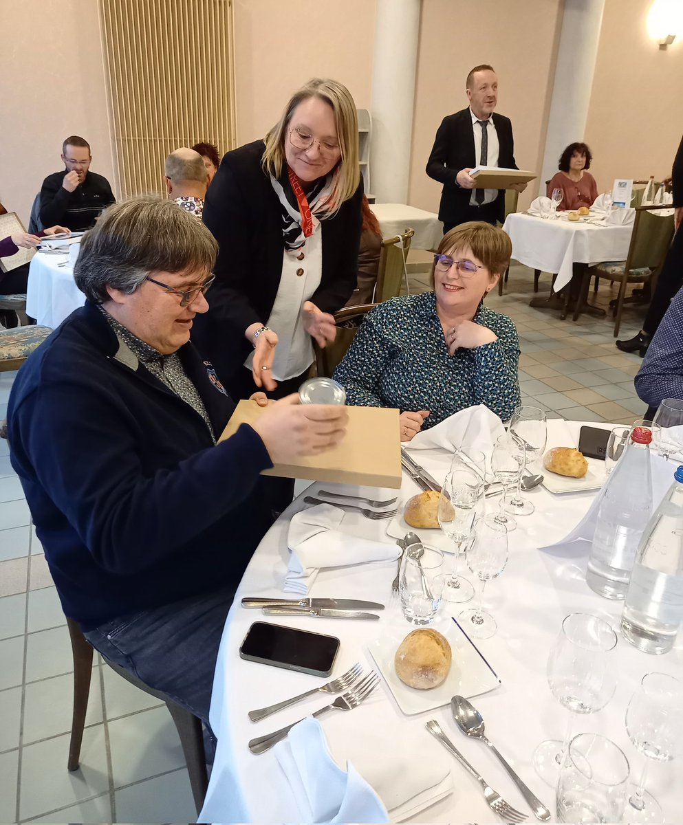 ProjetMOB's tweet photo. Une belle soirée partagée avec nos partenaires sans lesquels rien n'aurait été possible. Merci et merci aux élèves de TCUI.CSR. @lhgbesancon @acbesancon @FiletPierre @ApollonOlivier @ChLenglet @ProfLeluherne @CaLeMauff @DuchanoisG @LonchamptGilles https://t.co/nQX2hogwFv