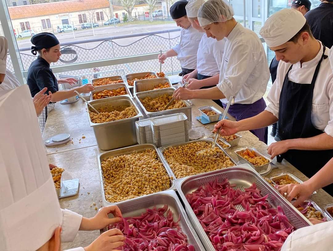 CDG_Sete's tweet photo. Operation la TABLEE DES CHEFS-CUISINE SOLIDAIRE,  400 repas préparés avec enthousiasme par les élèves cuisiners du @lycee_CDG ont été remis à l'association les anges de la rue.
 @LesAngesDeLaRue
@34Dsden 
@LaTableeChefsFr https://t.co/dV4vgKeQ5U