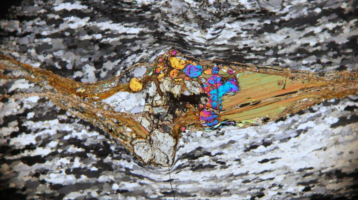 drewalevy's tweet photo. Thought this epidote was worthy for my first post in a while. Happy #ThinSectionThursday 
Epidote(s) porphyroclast in a mylonitic orthogneiss. FOV = 2.3 mm. https://t.co/IY5BwlJ93p