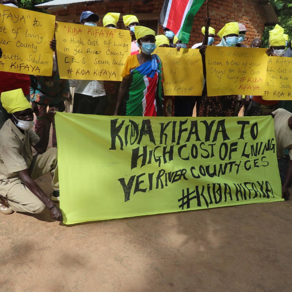 DanielGarang9's tweet photo. As universities strike over payment of salaries,

In Yei Town

The residents staged a peaceful protest against the high cost of living.

©#KidaKifaya #SSOT https://t.co/05dg3NPAZF