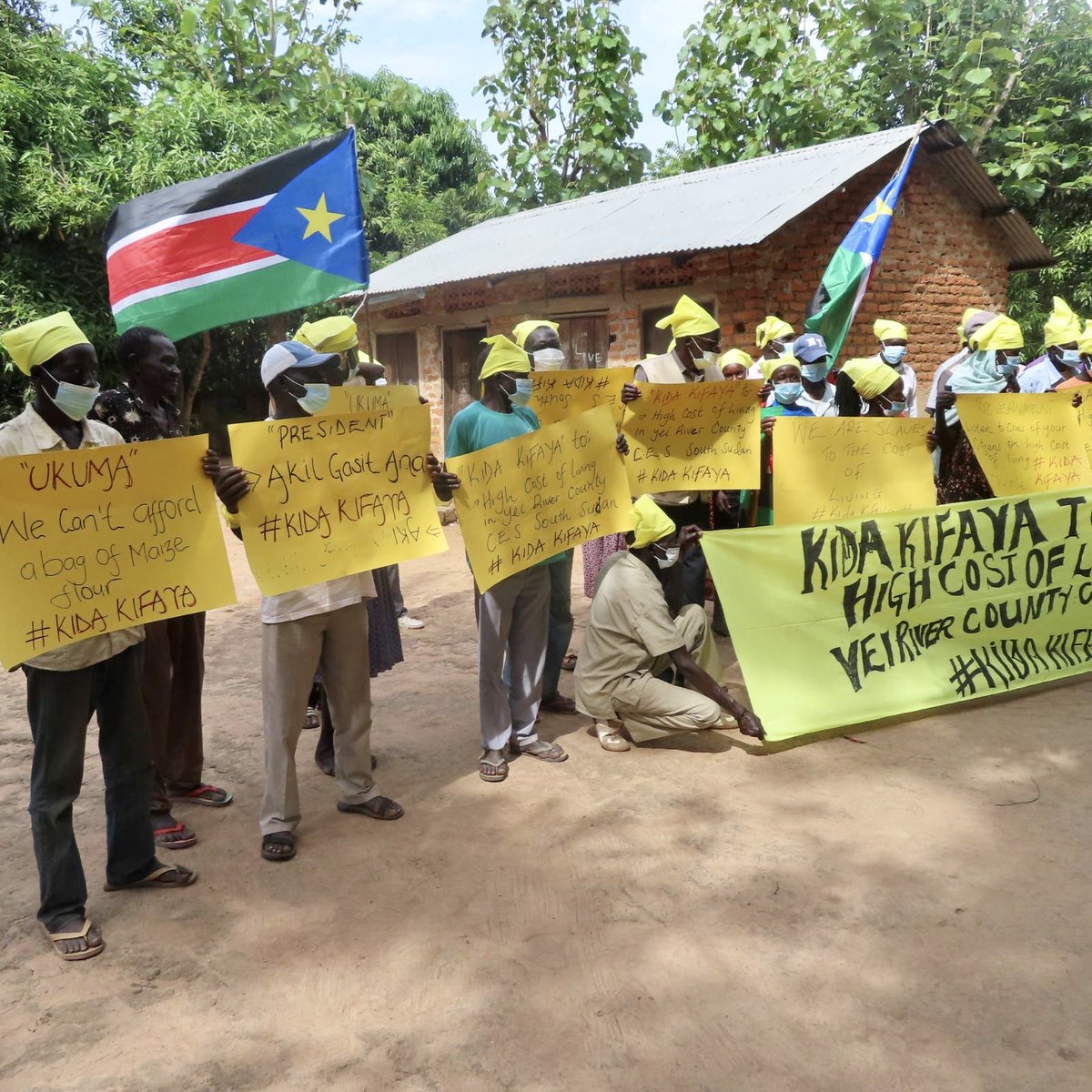 DanielGarang9's tweet photo. As universities strike over payment of salaries,

In Yei Town

The residents staged a peaceful protest against the high cost of living.

©#KidaKifaya #SSOT https://t.co/05dg3NPAZF