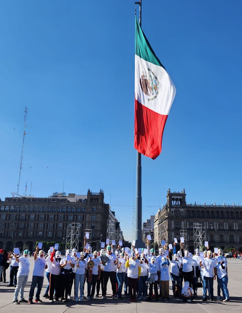 FAHHdeporte's tweet photo. Este #6DeAbril #DíaInternacionalDelDeporte para el Desarrollo y la Paz 🕊️ desde el #AstaBandera 🇲🇽 del Zócalo de la CDMX; quienes integramos la @FAHHdeporte levantamos la #TarjetaBlanca #WhiteCard ⬜️como símbolo de igualdad, unión y paz en el mundo y en el deporte.
@peaceandsport https://t.co/1WUguRHv6y
