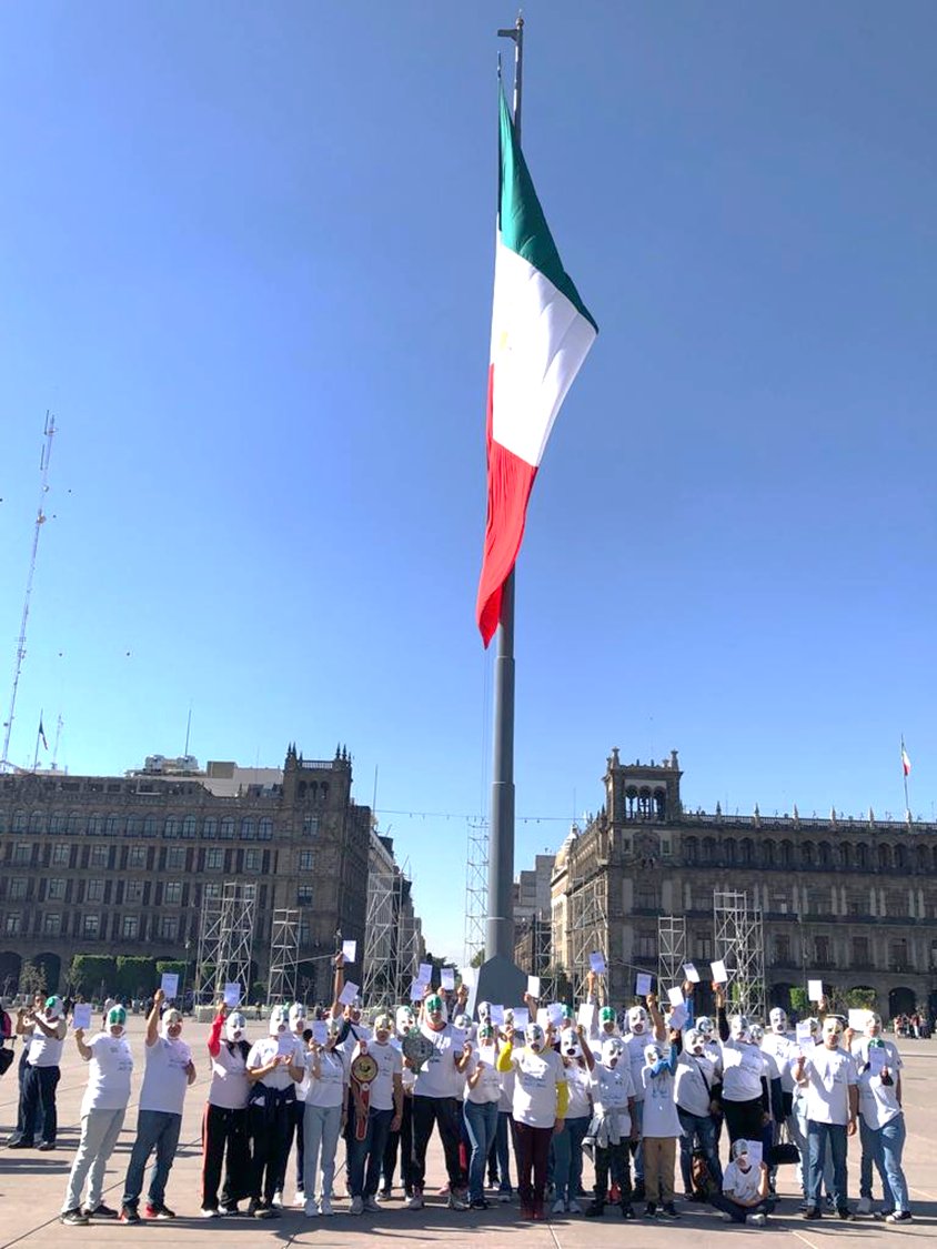 FAHHdeporte's tweet photo. Este #6DeAbril #DíaInternacionalDelDeporte para el Desarrollo y la Paz 🕊️ desde el #AstaBandera 🇲🇽 del Zócalo de la CDMX; quienes integramos la @FAHHdeporte levantamos la #TarjetaBlanca #WhiteCard ⬜️como símbolo de igualdad, unión y paz en el mundo y en el deporte.
@peaceandsport https://t.co/1WUguRHv6y