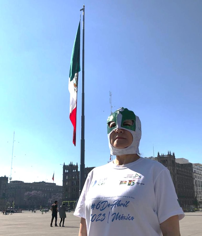 FAHHdeporte's tweet photo. Este #6DeAbril #DíaInternacionalDelDeporte para el Desarrollo y la Paz 🕊️ desde el #AstaBandera 🇲🇽 del Zócalo de la CDMX; quienes integramos la @FAHHdeporte levantamos la #TarjetaBlanca #WhiteCard ⬜️como símbolo de igualdad, unión y paz en el mundo y en el deporte.
@peaceandsport https://t.co/1WUguRHv6y