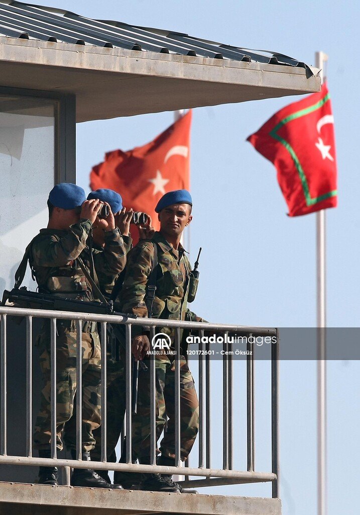 yzbprice_'s tweet photo. Habur Sınır Kapısı'nda büyük bi kalabalık tarafından karşılanan terör örgütü üyelerinin  Türkiye'ye girişini izleyen komandolar, 2009. https://t.co/ALkm169TN9